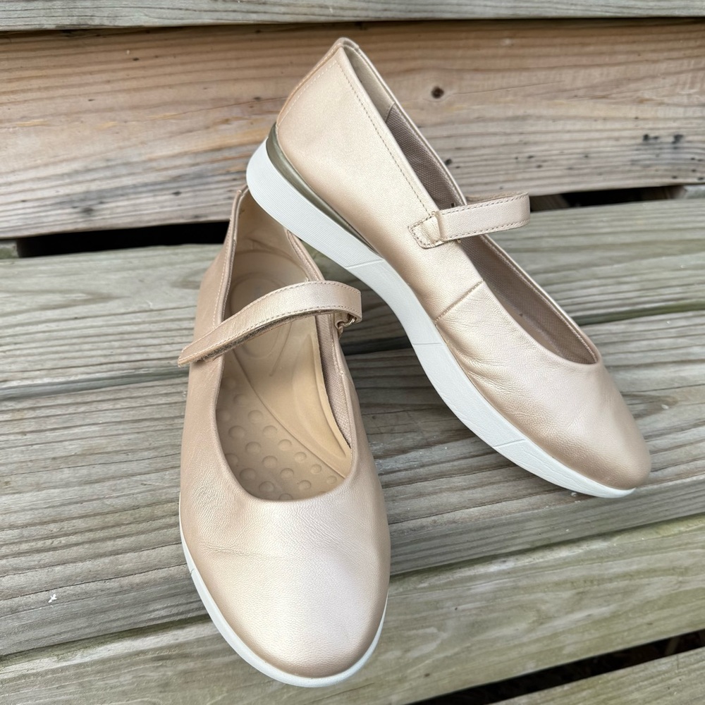 Easy Spirit Metallic Gold Leather Mary Jane Flats 9.5 Wide Rubber Outsole Dress